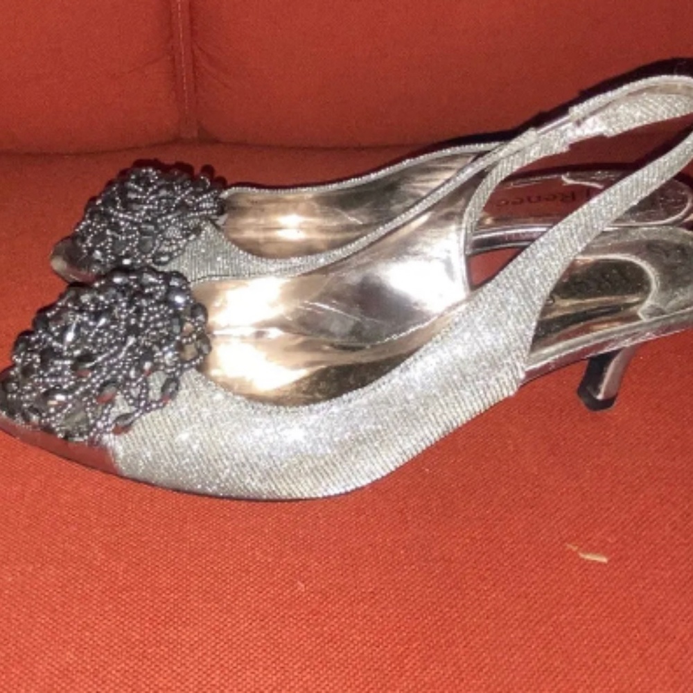 J RENEE womens shoes size 8 Silver pre owned good conditions